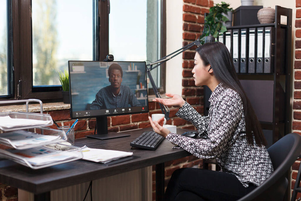 Employé de bureau d'entreprise en vidéoconférence virtuelle à distance avec gestionnaire comptable - Photo, image