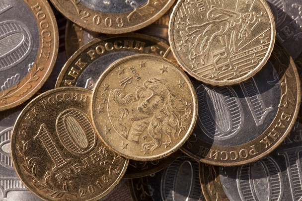 Монета на десять центів на монетах євро проти десяти рублів
 - Фото, зображення