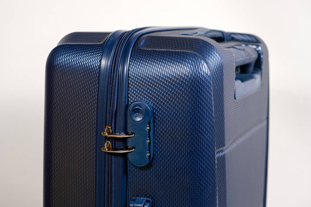 Yhdistelmä lukko ja tukossa vetoketjut sininen matkalaukku valkoisella taustalla lähikuva. Matkustusturvallisuus. - Valokuva, kuva