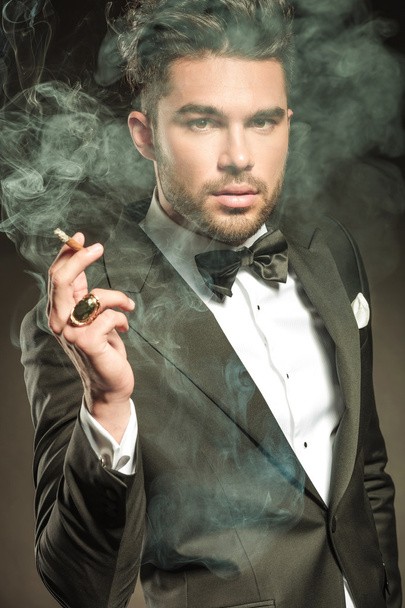 Lähikuva kuva liikemies puhaltaa savua
 - Valokuva, kuva