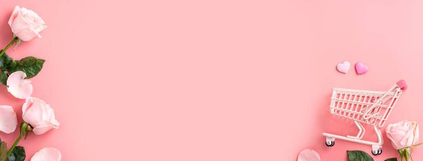 Dia das Mães de compras de fundo conceito de design com rosa rosa flor e carrinho no fundo da mesa rosa - Foto, Imagem