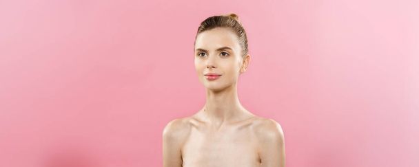 Skin Care Concept - Affascinante giovane donna caucasica con perfetta composizione fotografica di trucco della ragazza bruna. Isolato su sfondo rosa con spazio copia
. - Foto, immagini