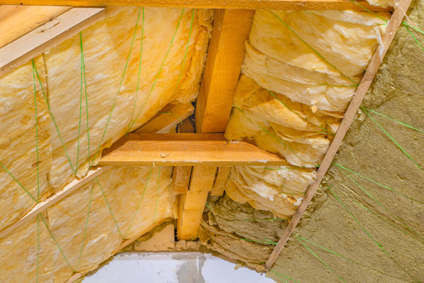 Hemming roof insulation with polypropylene thread - Foto, Imagen