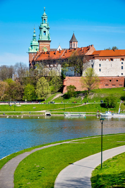 ポーランド、クラクフのヴァル城近くのヴィスワ川のほとり - 写真・画像