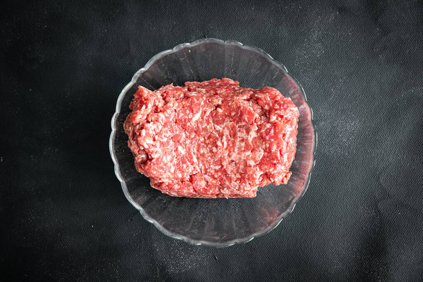 κιμάς κρέας φρέσκο βόειο κρέας, χοιρινό γεύμα τροφίμων στο τραπέζι αντίγραφο χώρο τροφίμων φόντο ρουστίκ  - Φωτογραφία, εικόνα