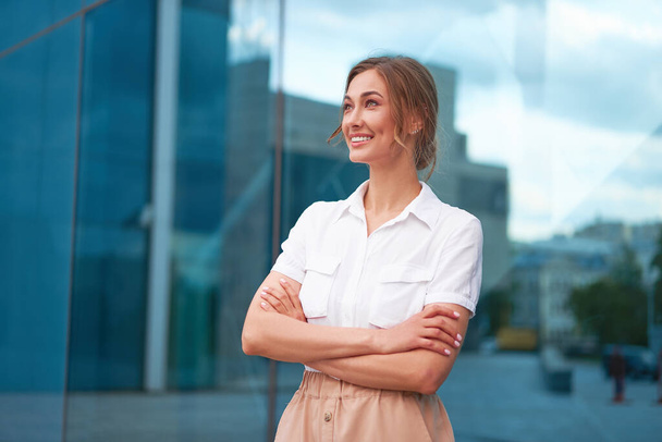Businesswoman successful woman business person standing arms crossed outdoor corporate building exterior Smile happy caucasian confidence professional business woman middle age female entrepreneur  - Φωτογραφία, εικόνα