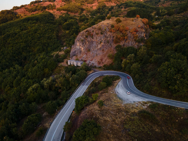 Luftaufnahme von Straßen in Griechenland thessaly Berge kopieren Raum Sonnenaufgang - Foto, Bild