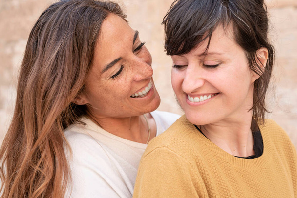 közeli kép egy boldog fiatal leszbikus pár, meleg koncepció - Fotó, kép