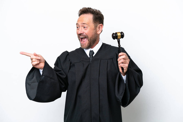 Középkorú bíró férfi elszigetelt fehér háttér mutató ujjal oldalra, és bemutatja a termék - Fotó, kép