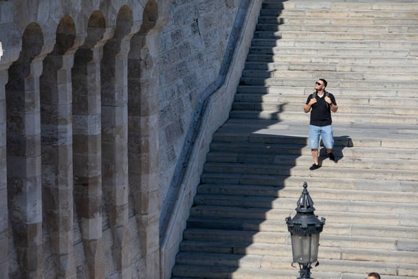 люди идут по каменной лестнице с рюкзаком солнечный день - Фото, изображение