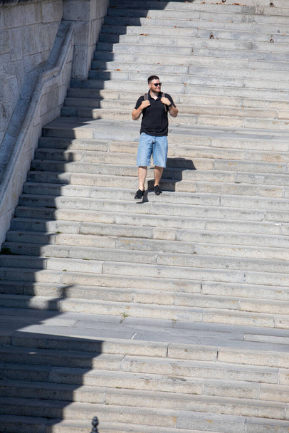 persone che camminano da scale di pietra con zaino giornata di sole - Foto, immagini