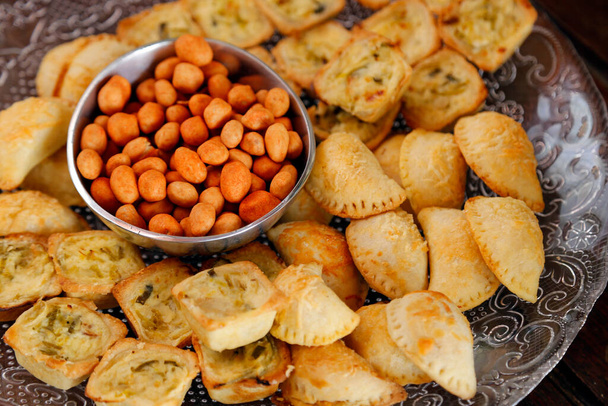 Bir partide çeşitli lezzetli yiyeceklerle servis edilen açık büfe hamur işleri. - Fotoğraf, Görsel