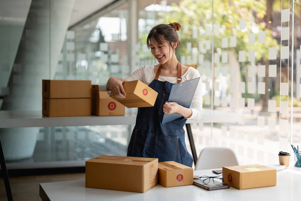 Starting Small business entrepreneur freelance, Portrait young woman working at home office, BOX, smartphone, laptop, online, marketing, packaging, delivery, b2b, SME, e-commerce concept - Fotoğraf, Görsel