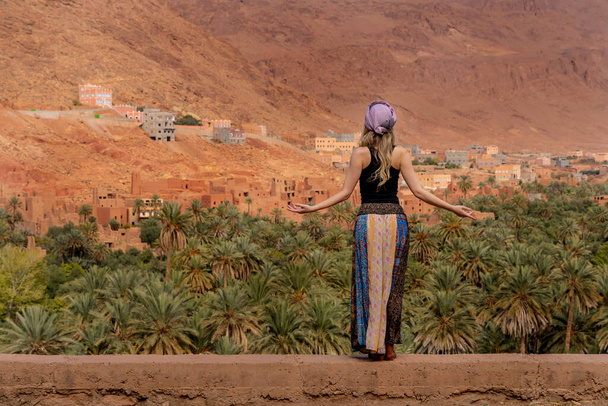 Ένα πανέμορφο μοντέλο θέτει σε εξωτερικούς χώρους στο Μαρόκο, Αφρική - Φωτογραφία, εικόνα