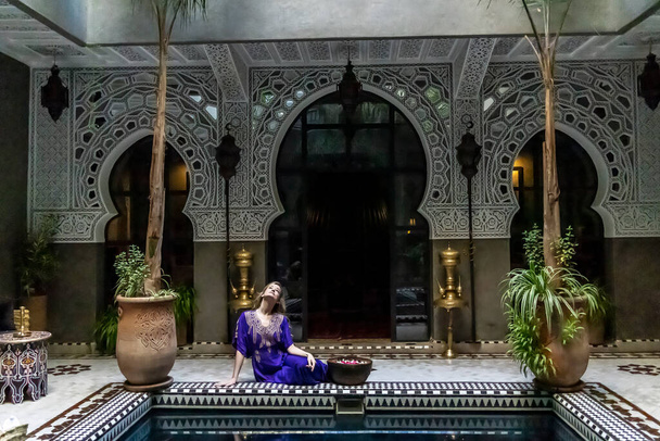 Una hermosa modelo posa dentro de un ambiente hogareño en Medina, Marruecos, África - Foto, Imagen