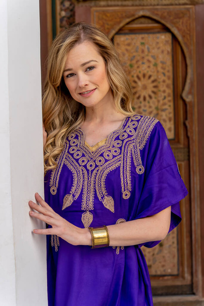 Una hermosa modelo posa al aire libre en Marruecos, África - Foto, Imagen