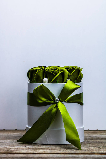 Rose verdi in una scatola regalo di lusso rotonda. Bouquet di fiori in una scatola di carta isolata. - Foto, immagini