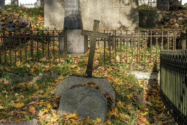 Antigo cemitério em Vilnius
 - Foto, Imagem