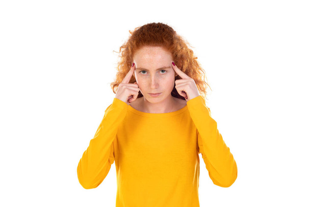gestresste rothaarige Frau, die Schläfen berührt und hart auf weißem Hintergrund denkt. Stress- oder Kopfschmerzkonzept.  - Foto, Bild