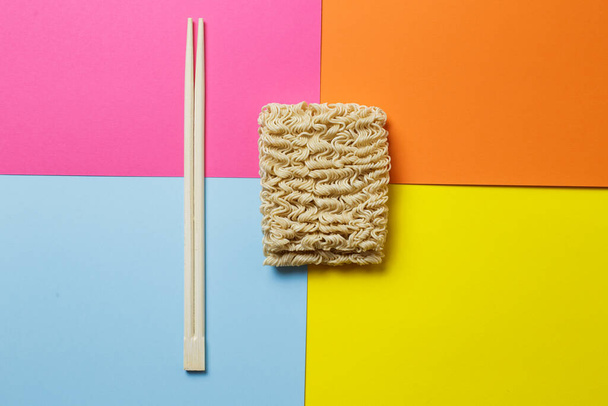 instant noodles and chopsticks on a bright trendy background. - Foto, Imagen