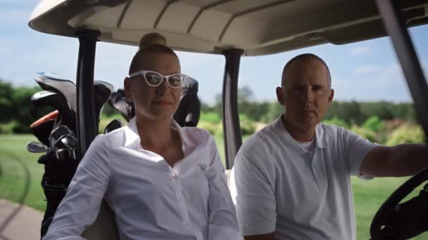 Luxusní golfisté si užívají letní dovolenou v autovozíku. Koncept bohatého koníčka - Záběry, video
