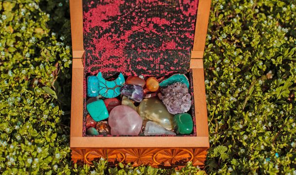 Várias pedras coloridas quartzo, mármores, minerais de minério, força espiritual humana acredita, pedras mágicas  - Foto, Imagem
