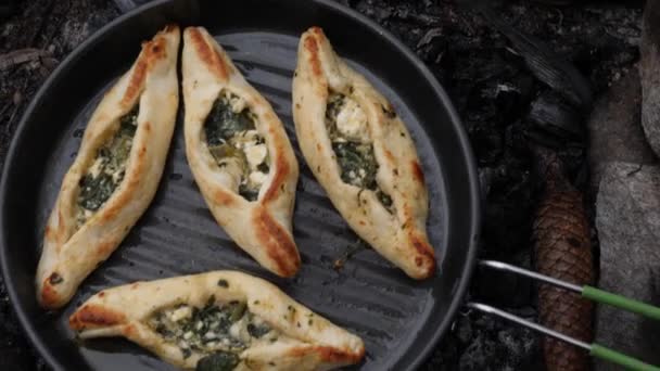 Turecká jízda v pánvi smažení, typ Pizza Flatbread, venkovní vaření koncept, zblízka - Záběry, video