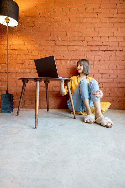 Woman works on laptop at home - Foto, Imagem