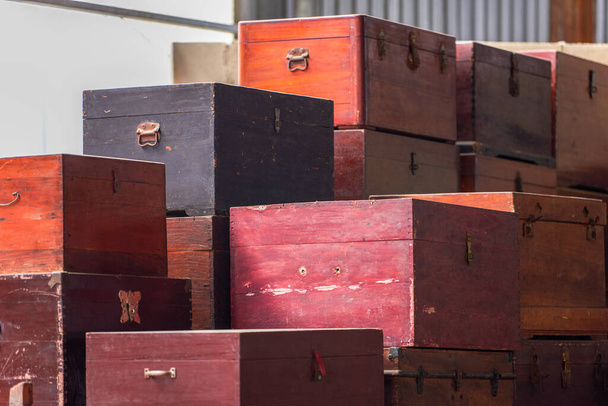Pile de vieilles grandes boîtes en bois vintage empilées dans un magasin de meubles - Photo, image