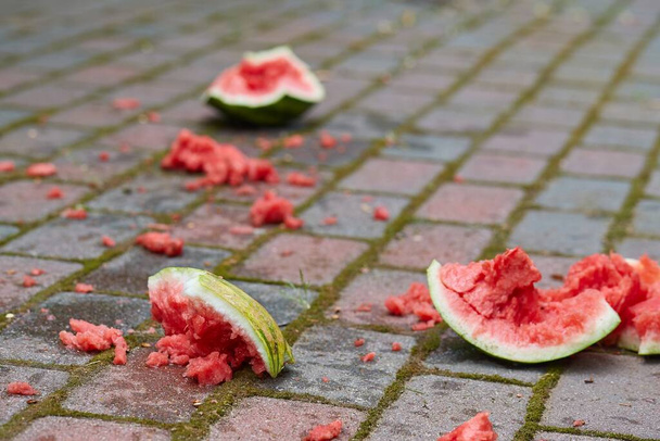 Dropped watermelon on the ground - Φωτογραφία, εικόνα