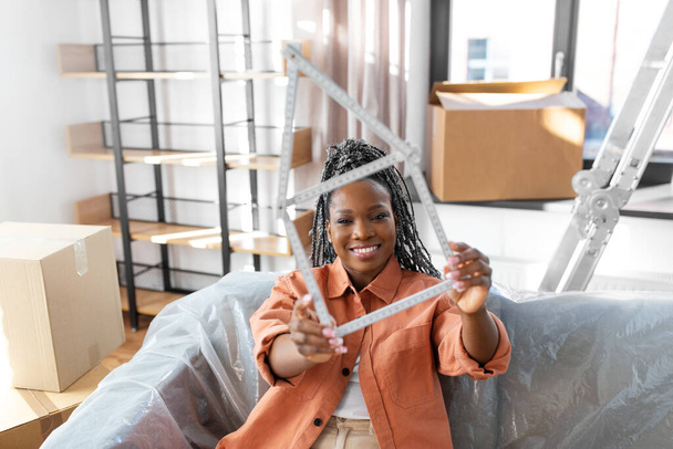 donna felice con righello trasferirsi in una nuova casa - Foto, immagini