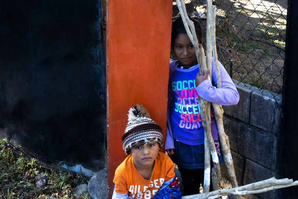 サンタ・アナ、エルサルバドル- 2022年1月29日:杖を売っている兄弟。エルサルバドルの農村部で資金を調達しようとしている2人の小さな子供 - 写真・画像