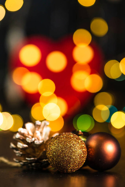 Kerstversiering en ornamenten. Kerstcompositie op wazig licht achtergrond. Kerstballen. - Foto, afbeelding