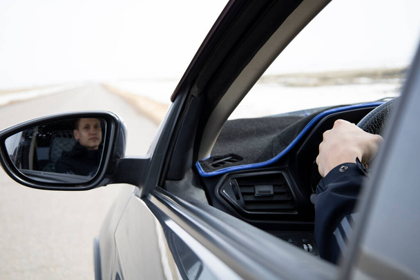 Muž hledá rovně řídit auto na silnici - Fotografie, Obrázek