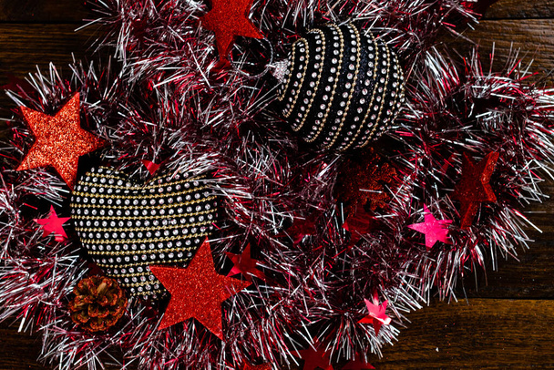 Рождественские украшения на деревянной доске. Красочные, гламурные и блестящие рождественские украшения
. - Фото, изображение