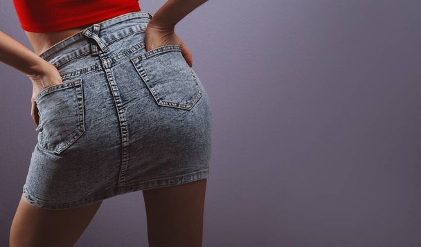 Красива дівчина в короткій джинсовій спідниці
 - Фото, зображення