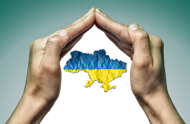 Rettet die Ukraine! Metapher für Mitgefühl, Hilfe und Nächstenliebe. Kunstcollage. - Foto, Bild