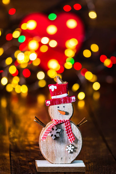 Dekorationen und Ornamente in einer bunten Weihnachtskomposition isoliert auf dem Hintergrund verschwommener Lichter. - Foto, Bild