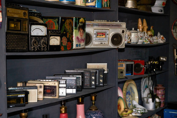 Vari registratori radio vintage in vendita in un negozio di risparmio - Foto, immagini