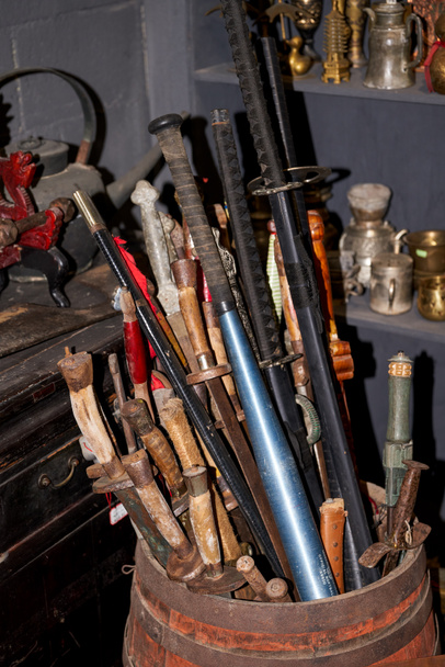 Detailní záběr hromady starých nástrojů v obchodě se šetrným zbožím - Fotografie, Obrázek
