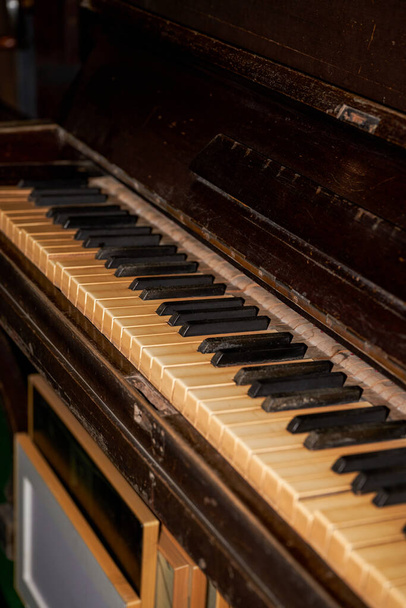 Nahaufnahme eines alten kaputten Klaviers - Foto, Bild