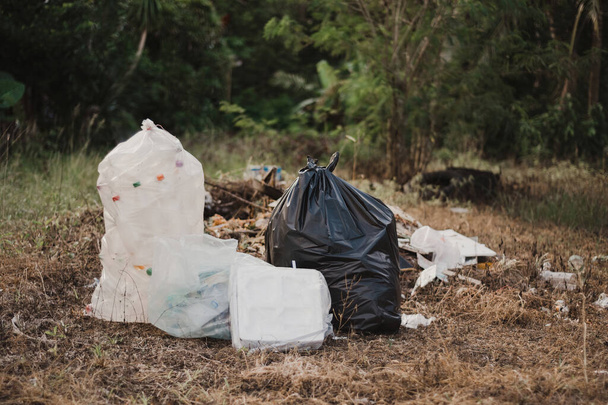 Σακούλες απορριμμάτων και πλαστικές φιάλες χώρος αποτέφρωσης αποβλήτων. - Φωτογραφία, εικόνα