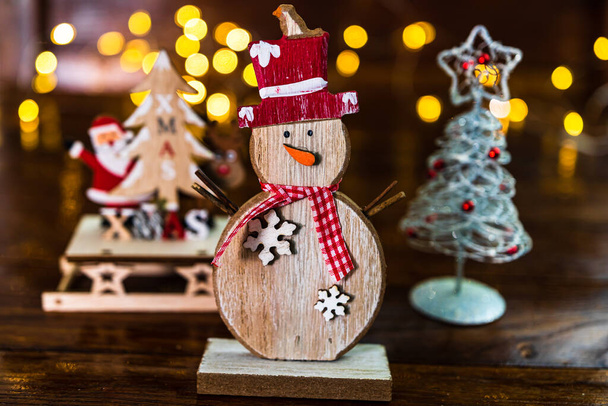 Weihnachtskomposition mit saisonalen Dekorationen und Ornamenten, buntem weihnachtlichem Hintergrund, stimmungsvolles Konzept. - Foto, Bild