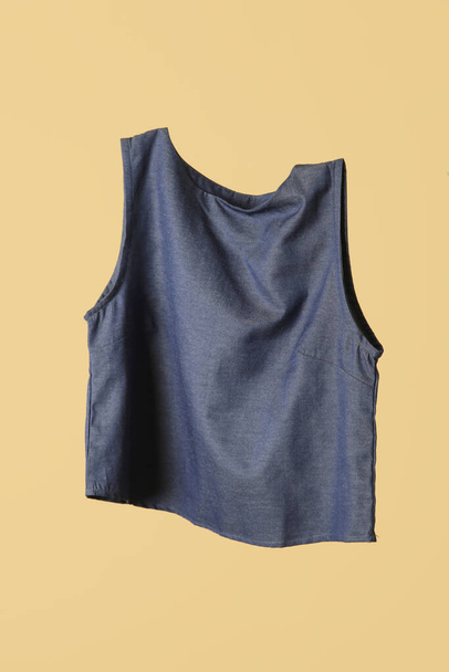 Estudio plano de blusa de mezclilla flotante simple - Foto, imagen