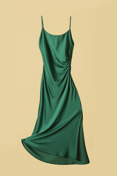 浮遊長い絹のキャミソールのドレスのスタジオショット - 写真・画像