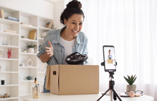 Trucco blogger donna fare video su telefono disimballaggio scatola interna - Foto, immagini