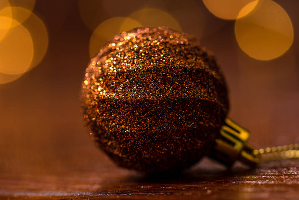 Πολύχρωμο μπάλα Χριστούγεννα απομονώνονται σε θολή και λαμπερό φόντο των φώτων. Χριστουγεννιάτικα στολίδια απομονωμένα. - Φωτογραφία, εικόνα