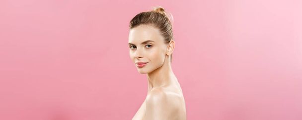 Skin Care Concept - charmante jonge Kaukasische vrouw met perfecte make-up foto samenstelling van brunette meisje. Geïsoleerd op roze achtergrond met kopie ruimte. - Foto, afbeelding