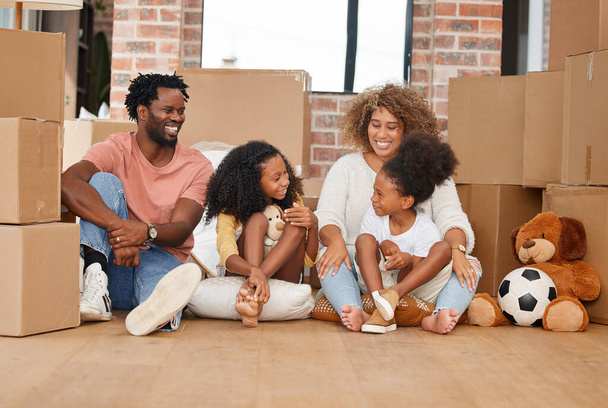 La familia no es algo importante, es todo. Foto de una familia sentada en el suelo en su nuevo hogar. - Foto, imagen