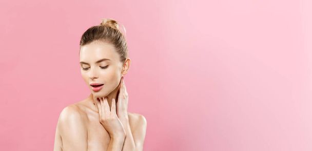 Concept Beauté - Belle femme caucasienne à la peau propre, maquillage naturel isolé sur fond rose vif avec espace de copie
. - Photo, image